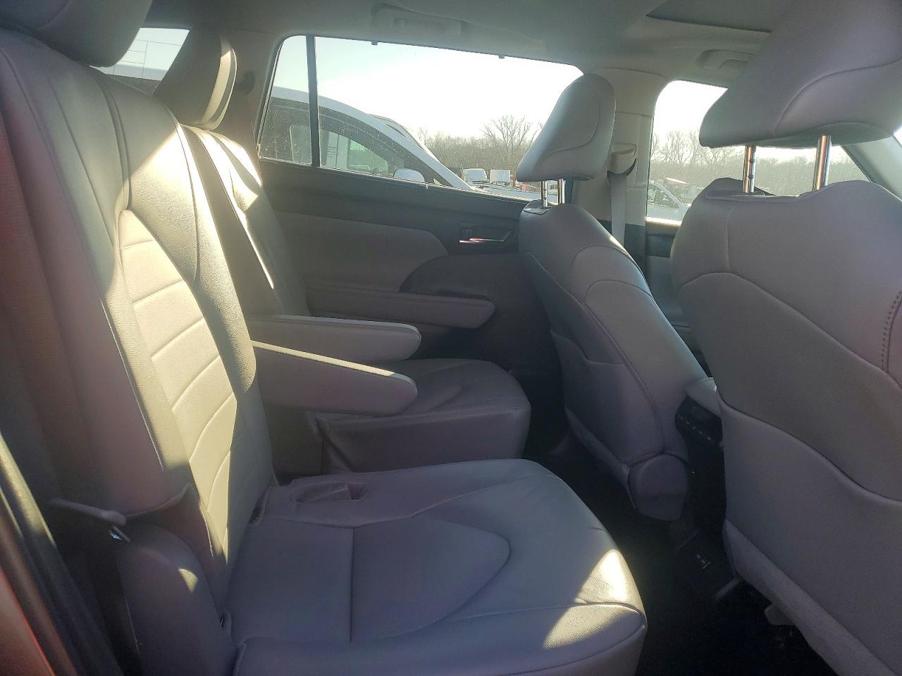 2022 TOYOTA HIGHLANDER XLE photo 31
