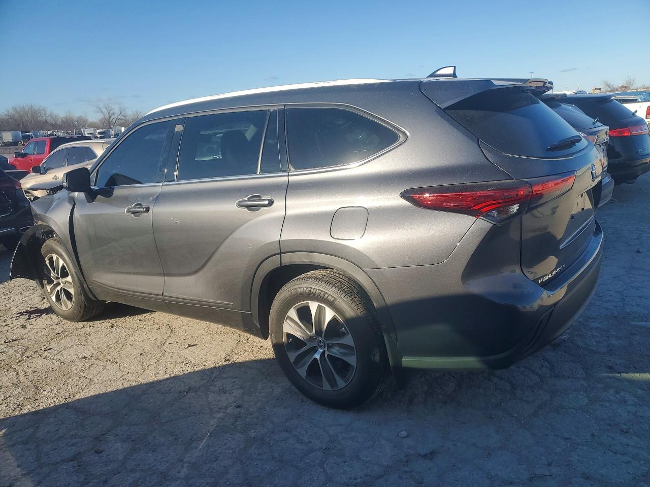 2022 TOYOTA HIGHLANDER XLE photo 4