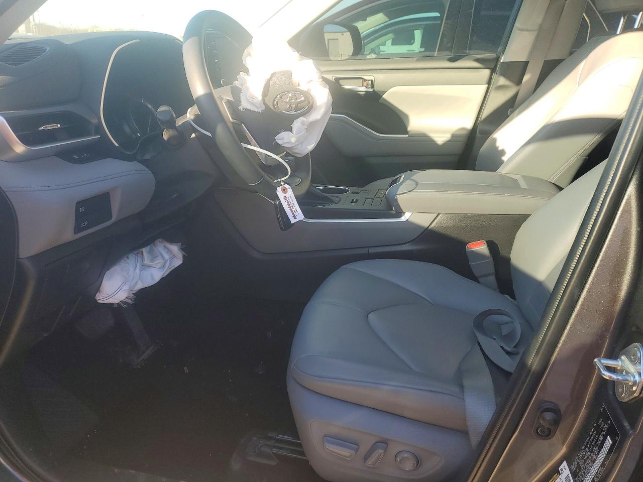 2022 TOYOTA HIGHLANDER XLE photo 19