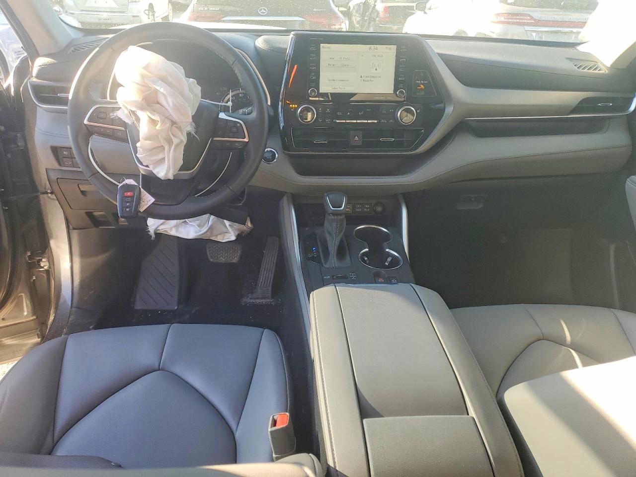 2022 TOYOTA HIGHLANDER XLE photo 22