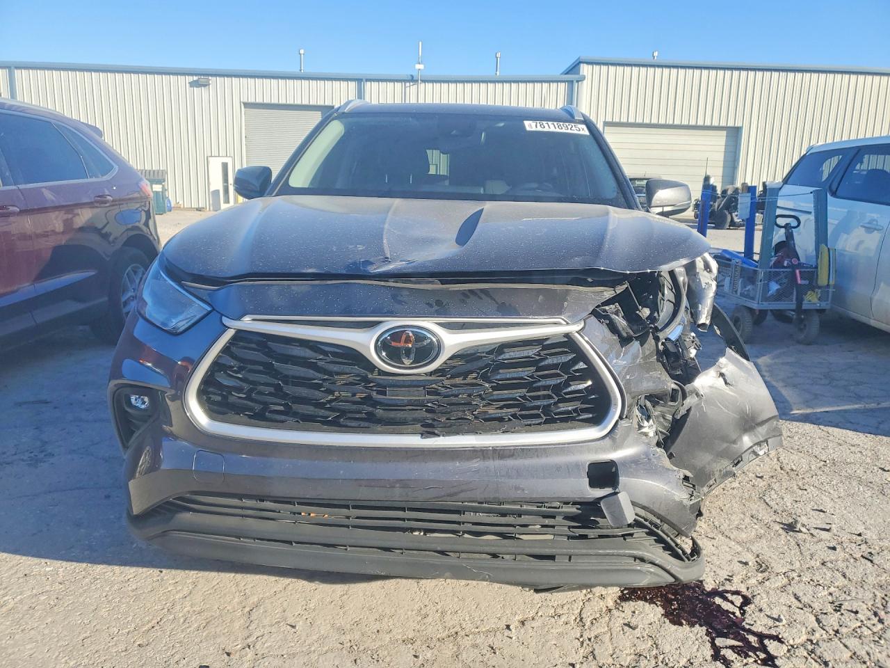 2022 TOYOTA HIGHLANDER XLE photo 13
