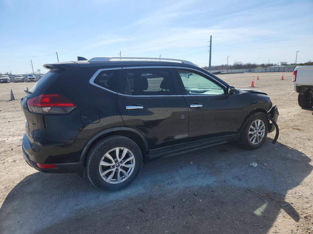 2017 NISSAN ROGUE SV photo 5