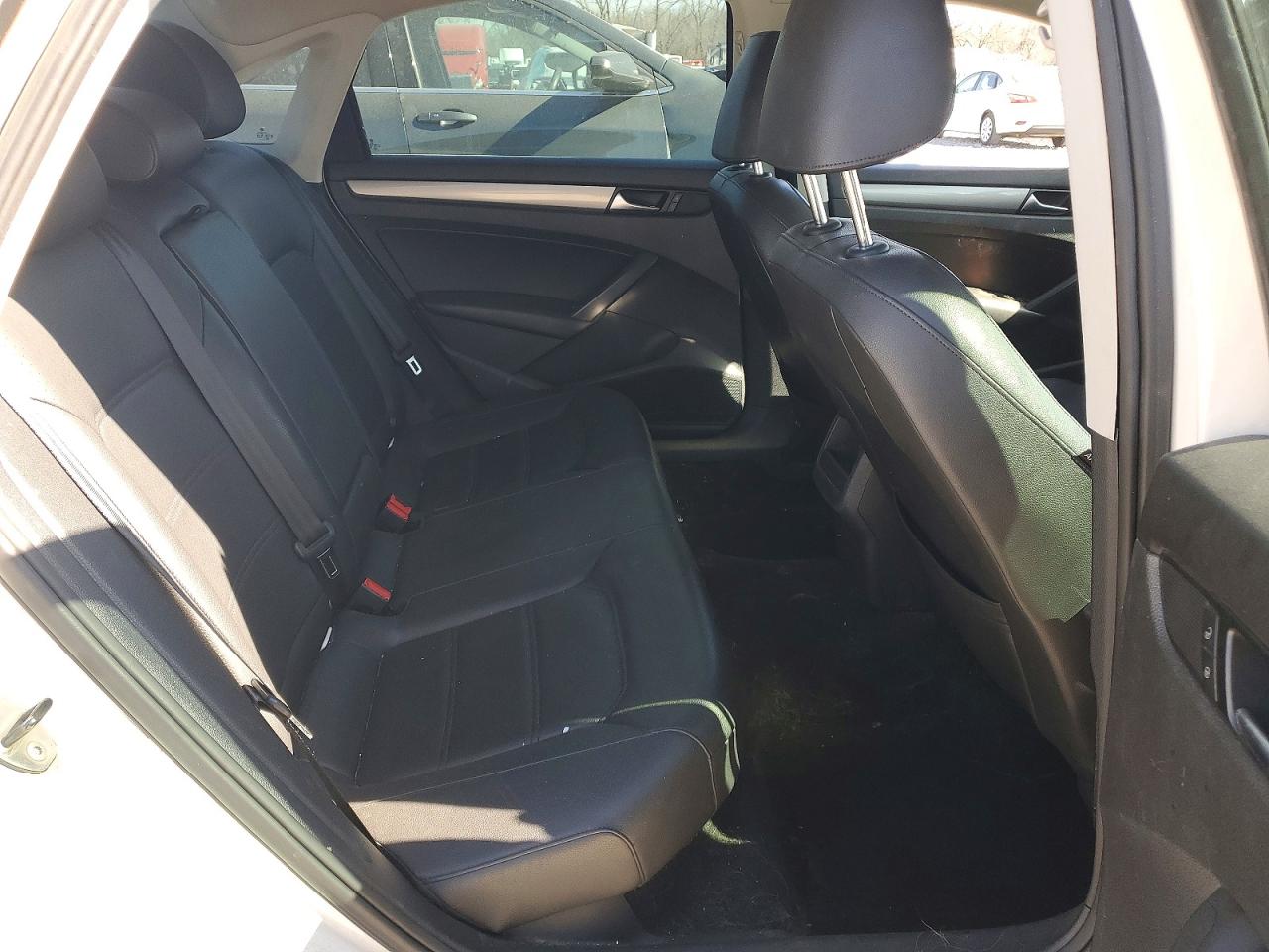 2014 VOLKSWAGEN PASSAT S photo 28