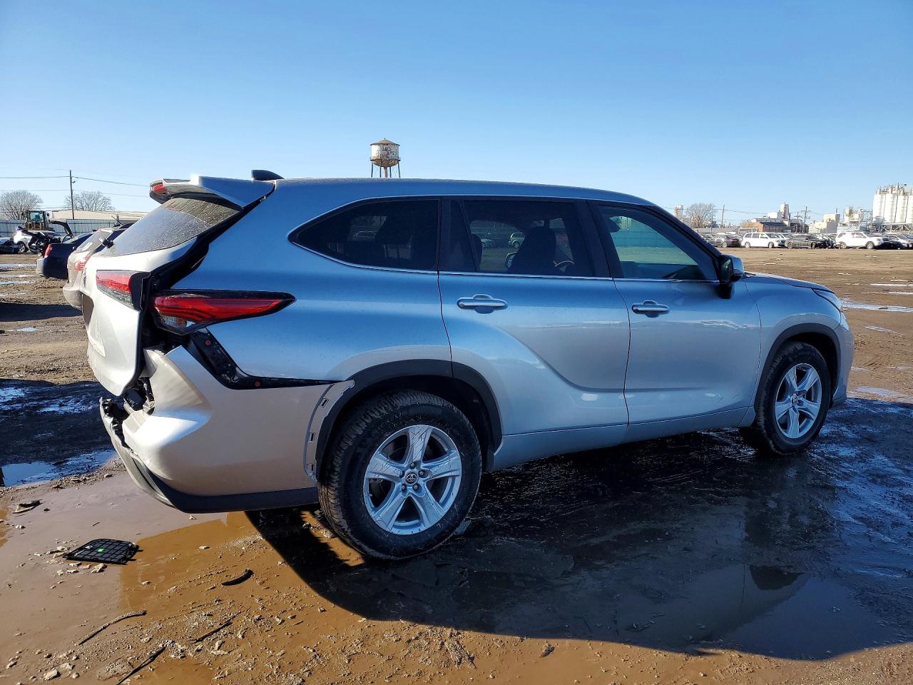 2023 TOYOTA HIGHLANDER LE photo 3