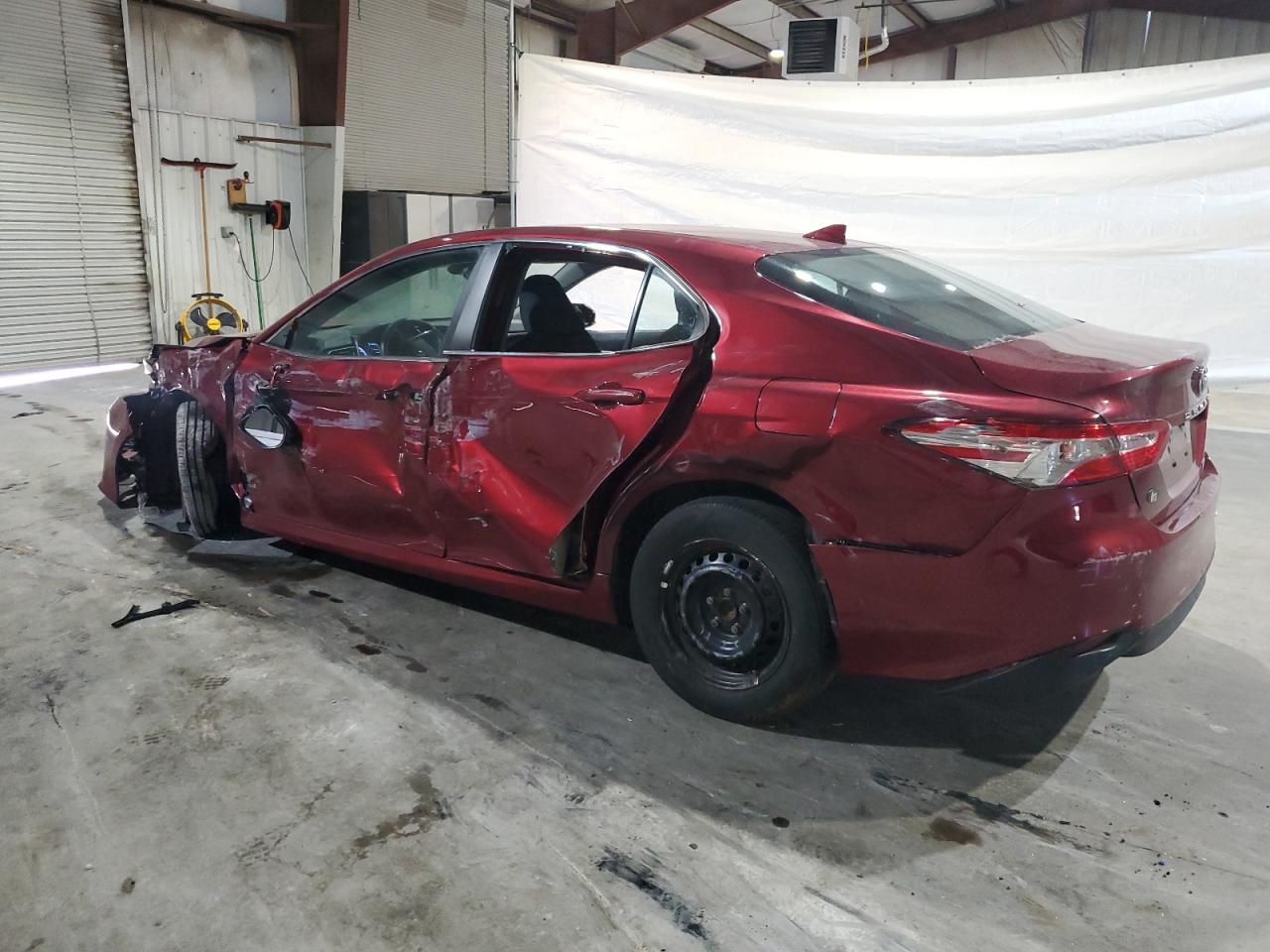 2019 TOYOTA CAMRY LE photo 4