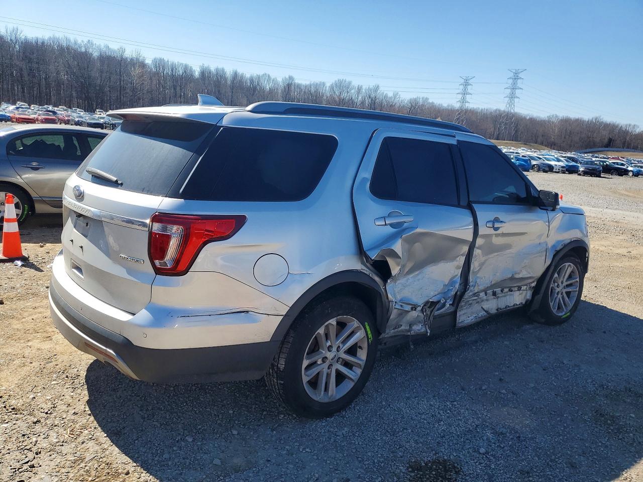 2016 FORD EXPLORER XLT photo 3