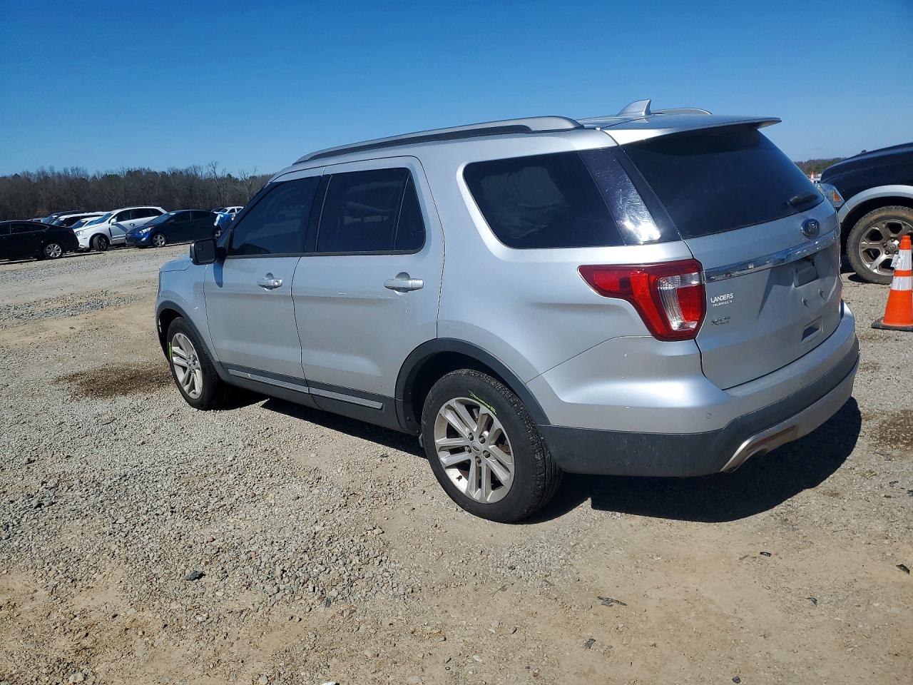 2016 FORD EXPLORER XLT photo 2