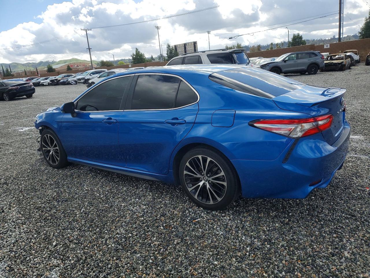 2018 TOYOTA CAMRY SE photo 2