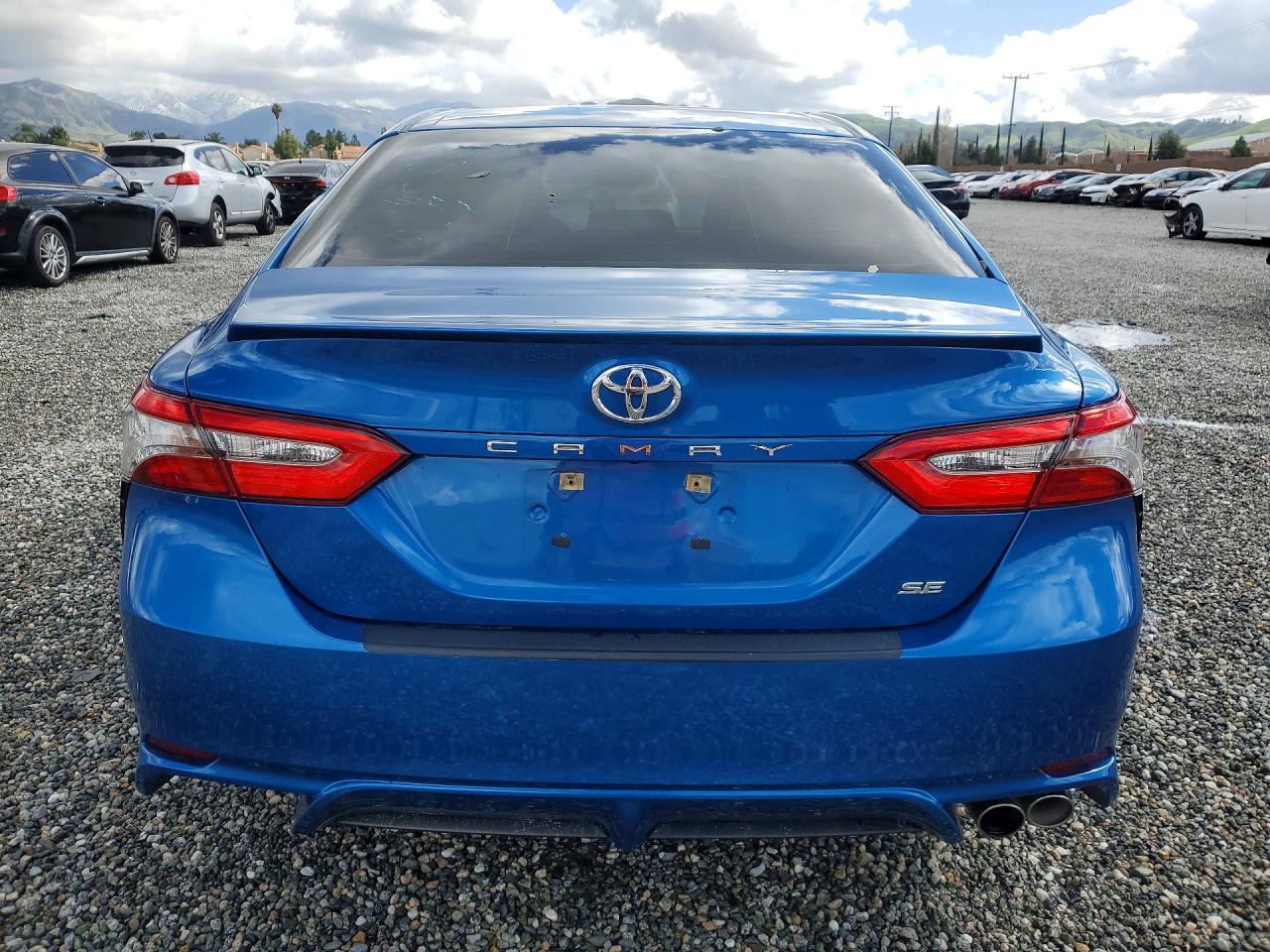 2018 TOYOTA CAMRY SE photo 6