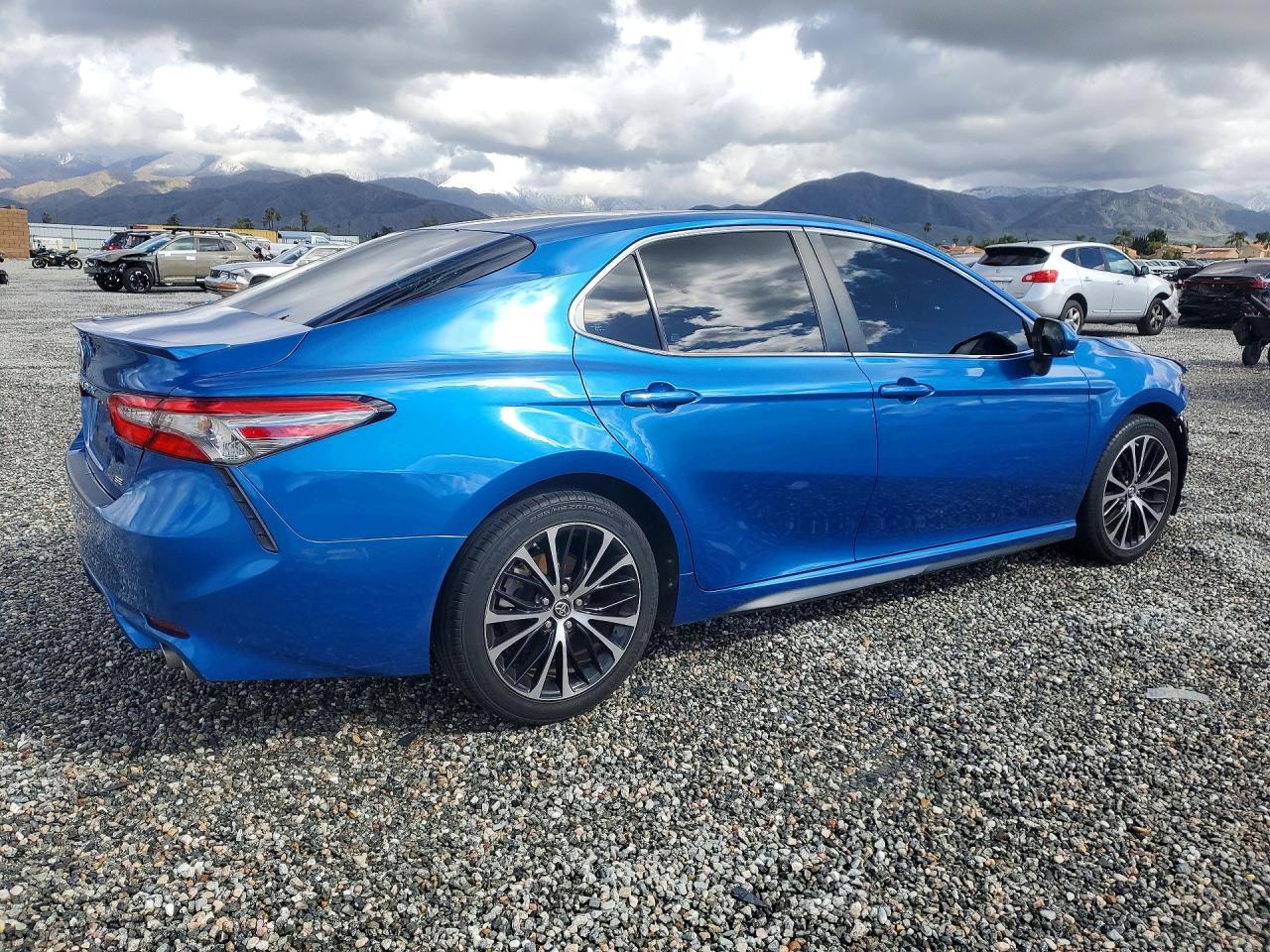 2018 TOYOTA CAMRY SE photo 3