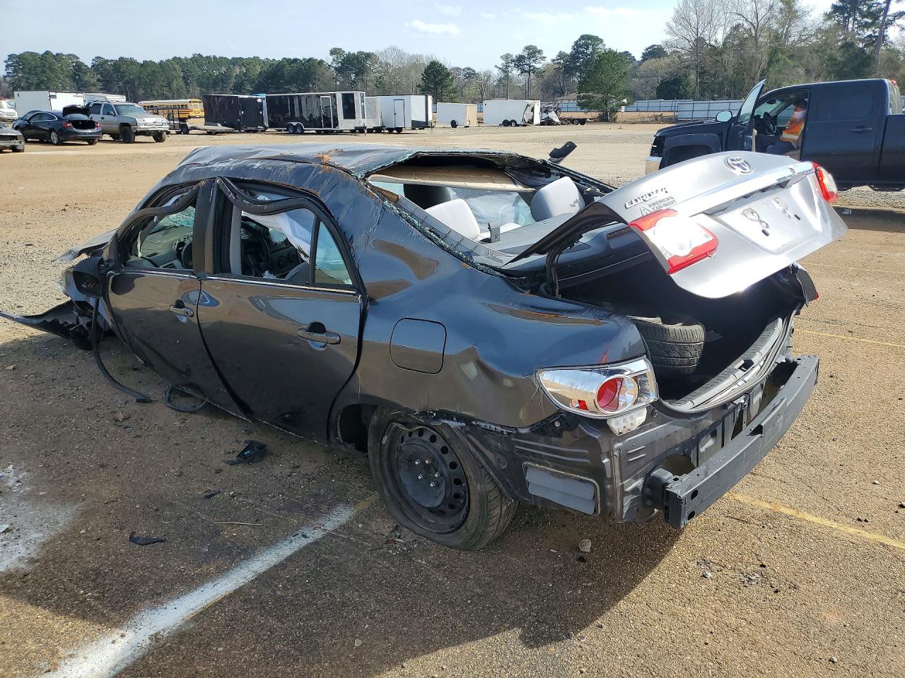 2013 TOYOTA COROLLA LE photo 2