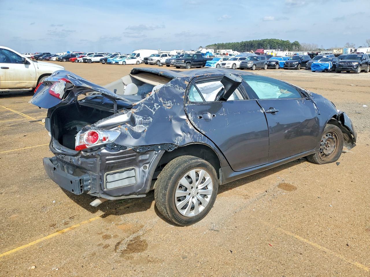 2013 TOYOTA COROLLA LE photo 3