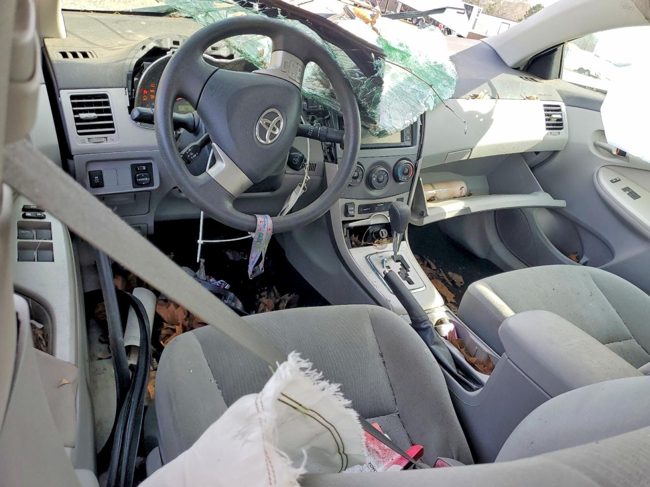 2013 TOYOTA COROLLA LE photo 8