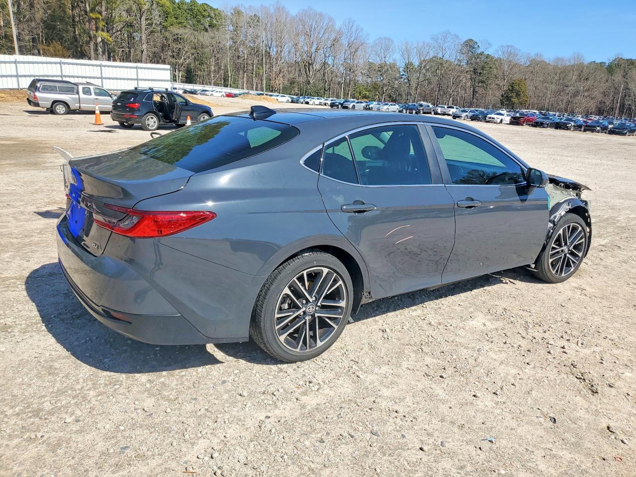 2025 TOYOTA CAMRY XLE photo 3