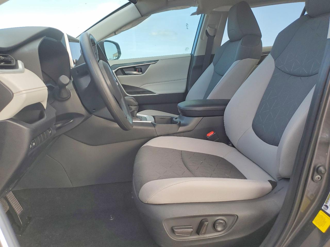 2025 TOYOTA RAV4 XLE photo 19