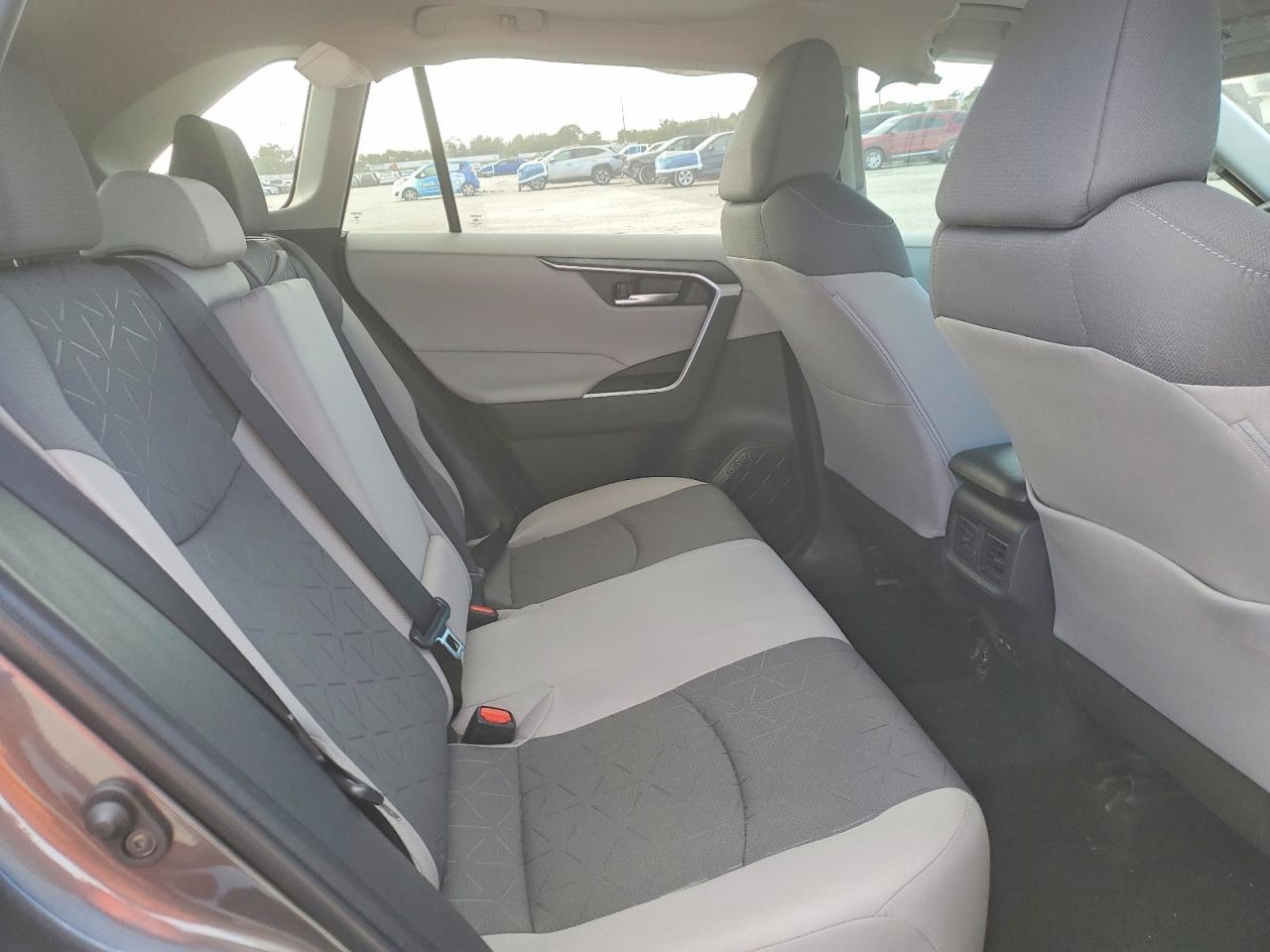 2025 TOYOTA RAV4 XLE photo 31