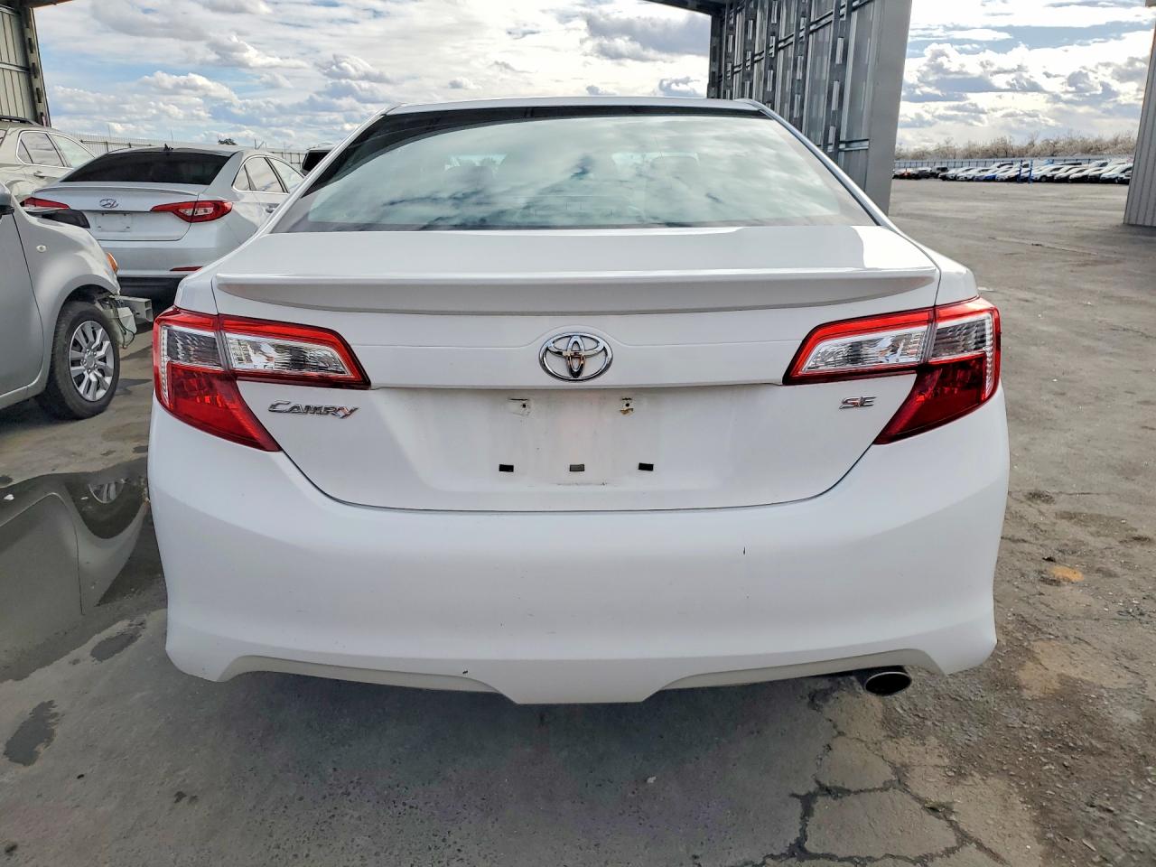 2013 TOYOTA CAMRY SE photo 16