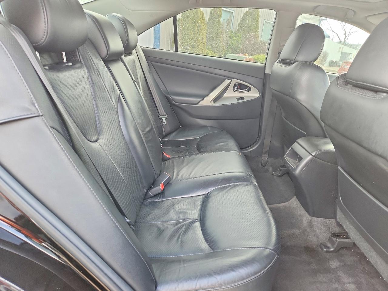 2010 TOYOTA CAMRY SE photo 19