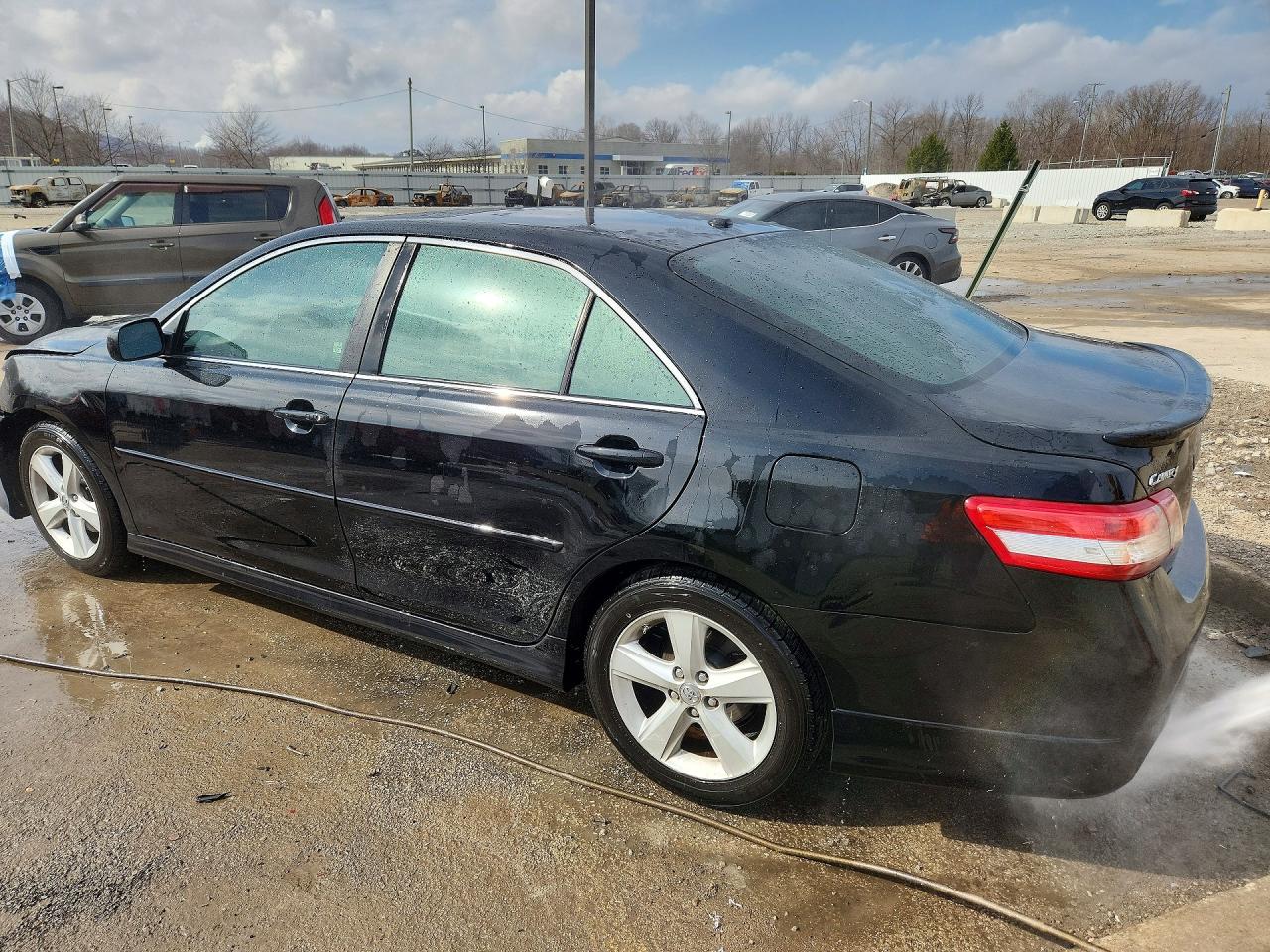2010 TOYOTA CAMRY SE photo 3