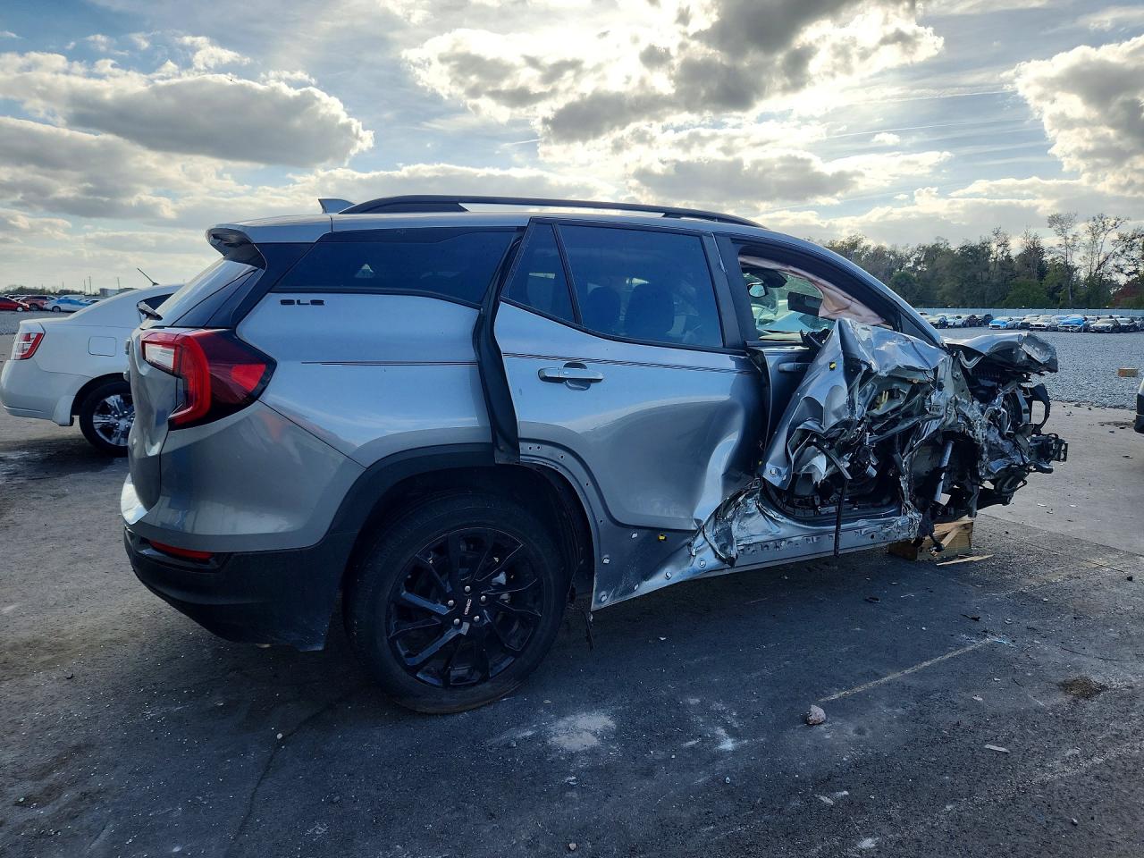 2024 GMC TERRAIN SLE photo 9