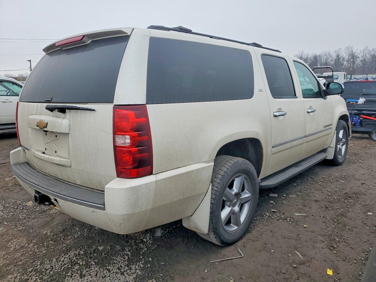 2013 CHEVROLET SUBURBAN K1500 LTZ photo 3