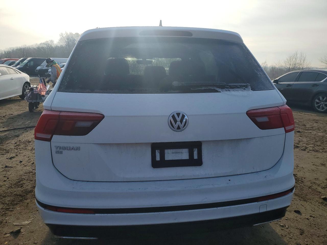 2021 VOLKSWAGEN TIGUAN SE photo 6