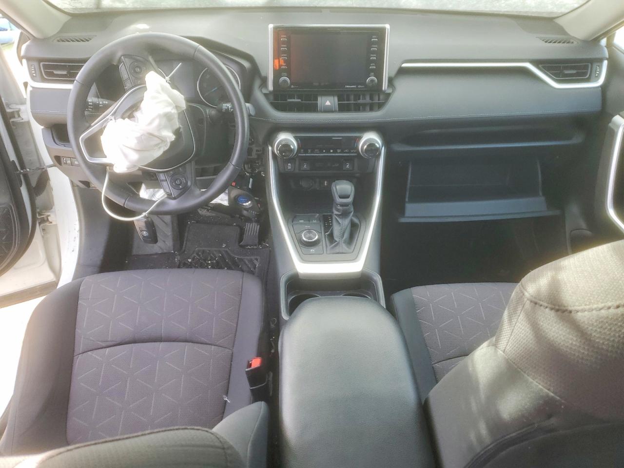 2019 TOYOTA RAV4 photo 8