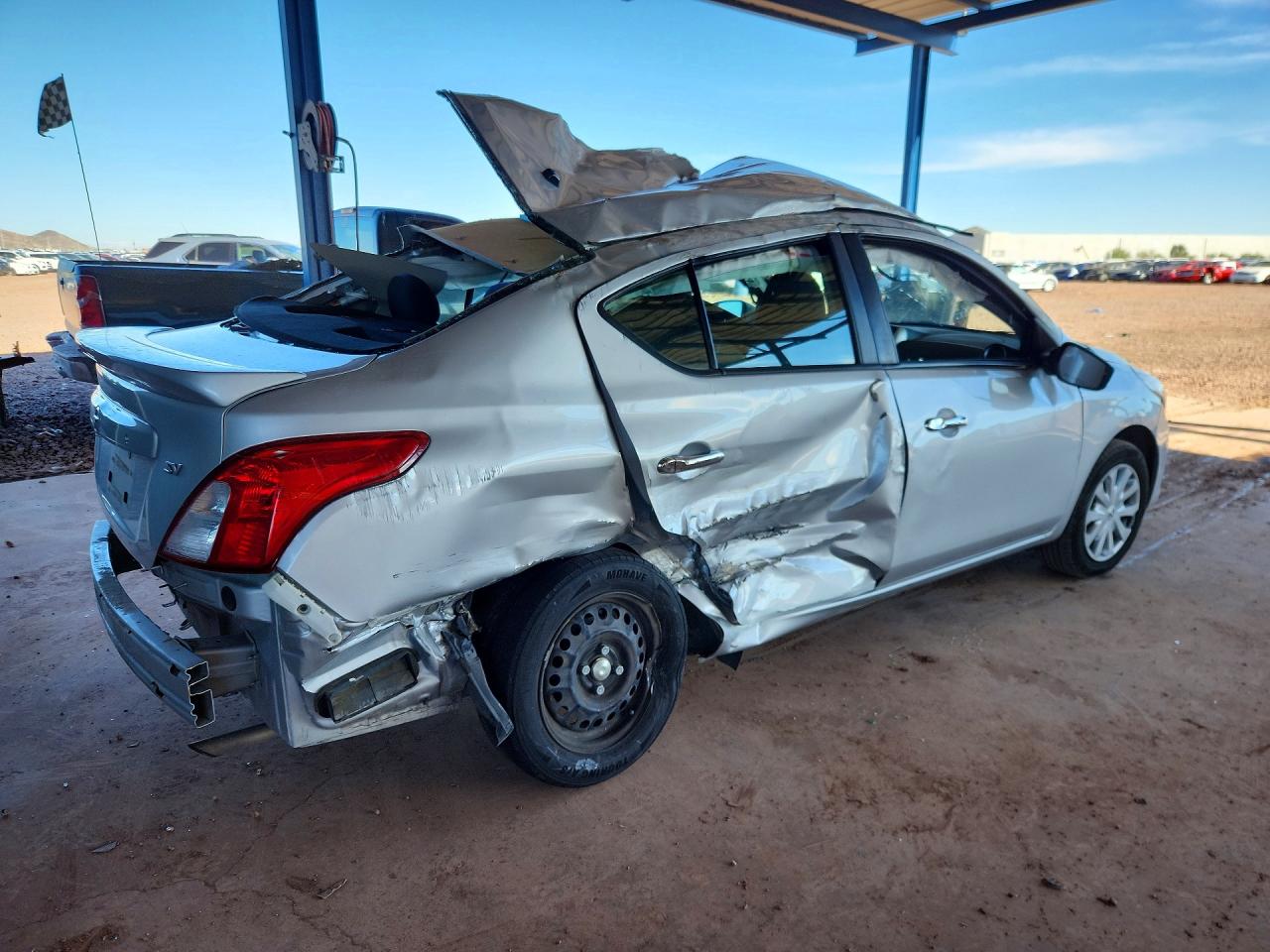 2019 NISSAN VERSA SV photo 3