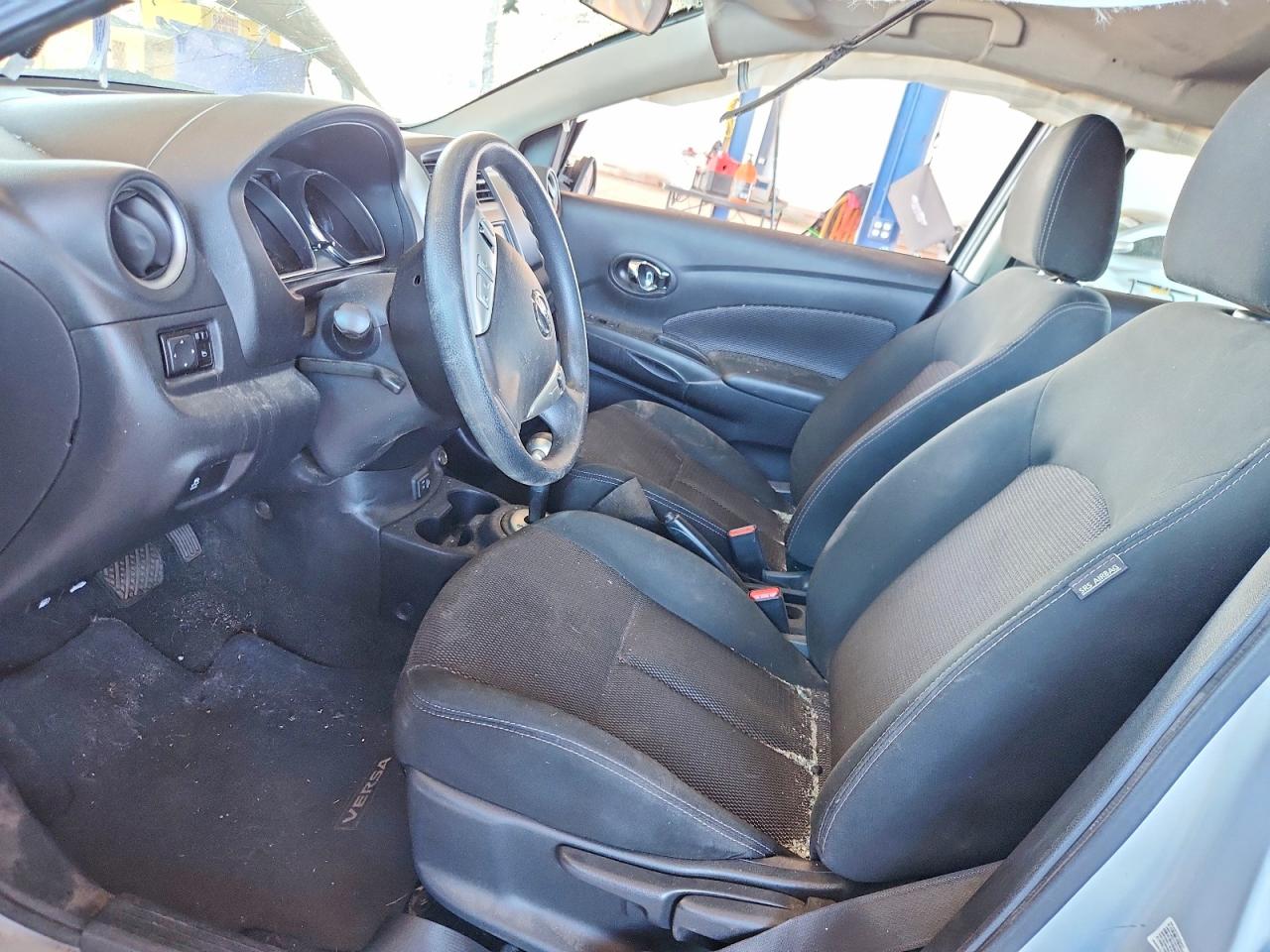 2019 NISSAN VERSA SV photo 7