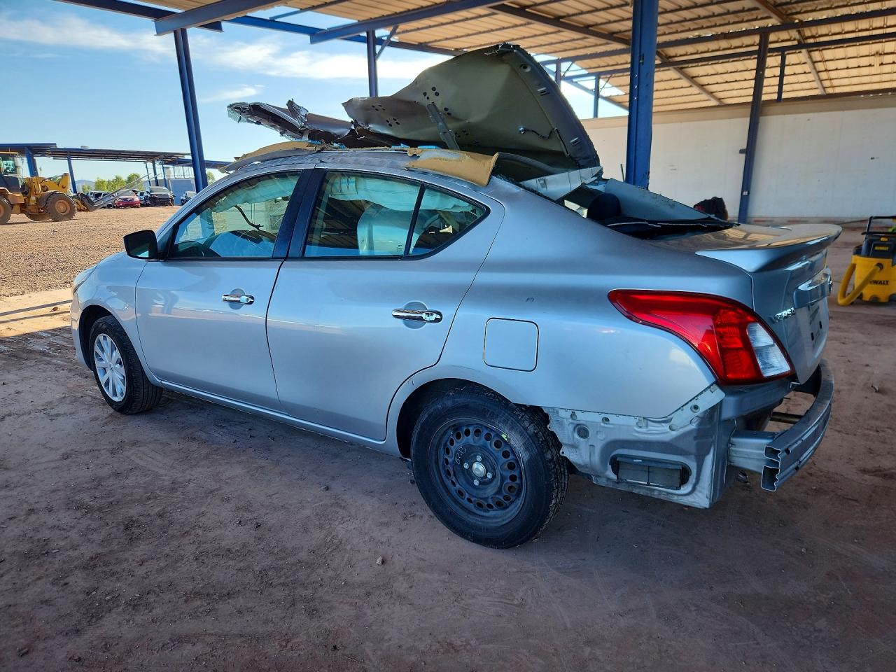 2019 NISSAN VERSA SV photo 2