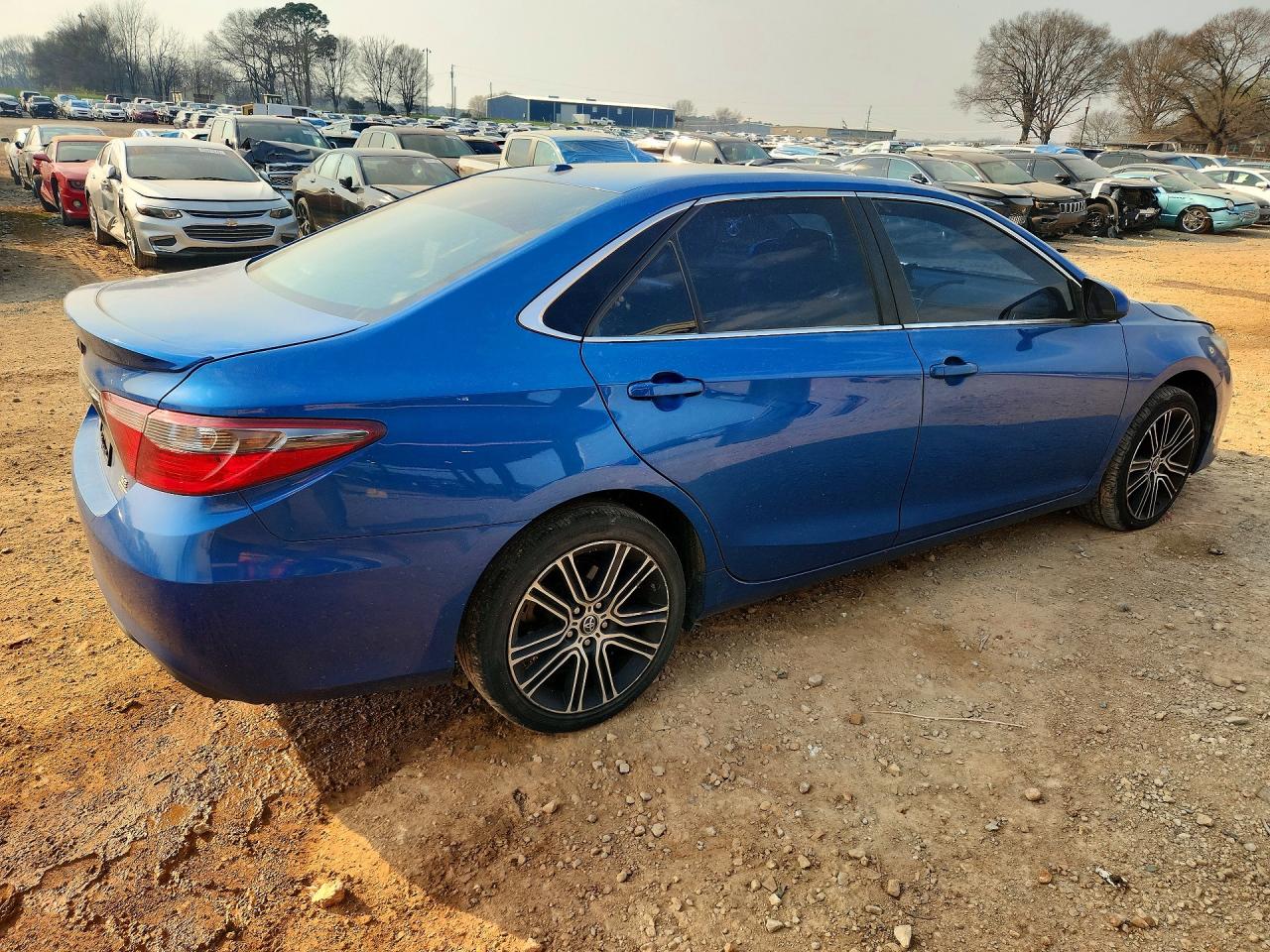 2016 TOYOTA CAMRY LE photo 3