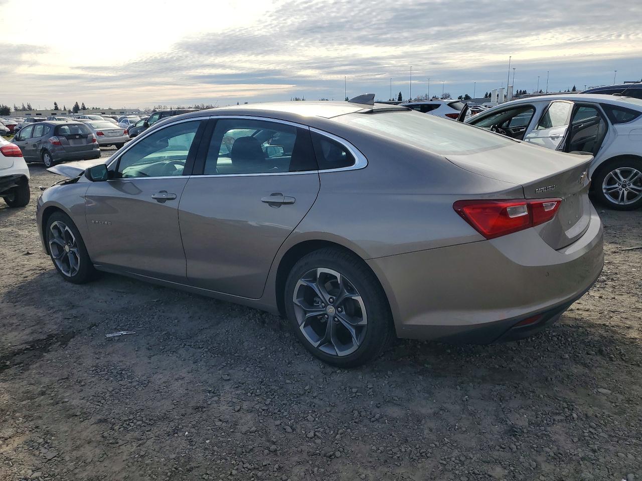 2023 CHEVROLET MALIBU LT photo 4