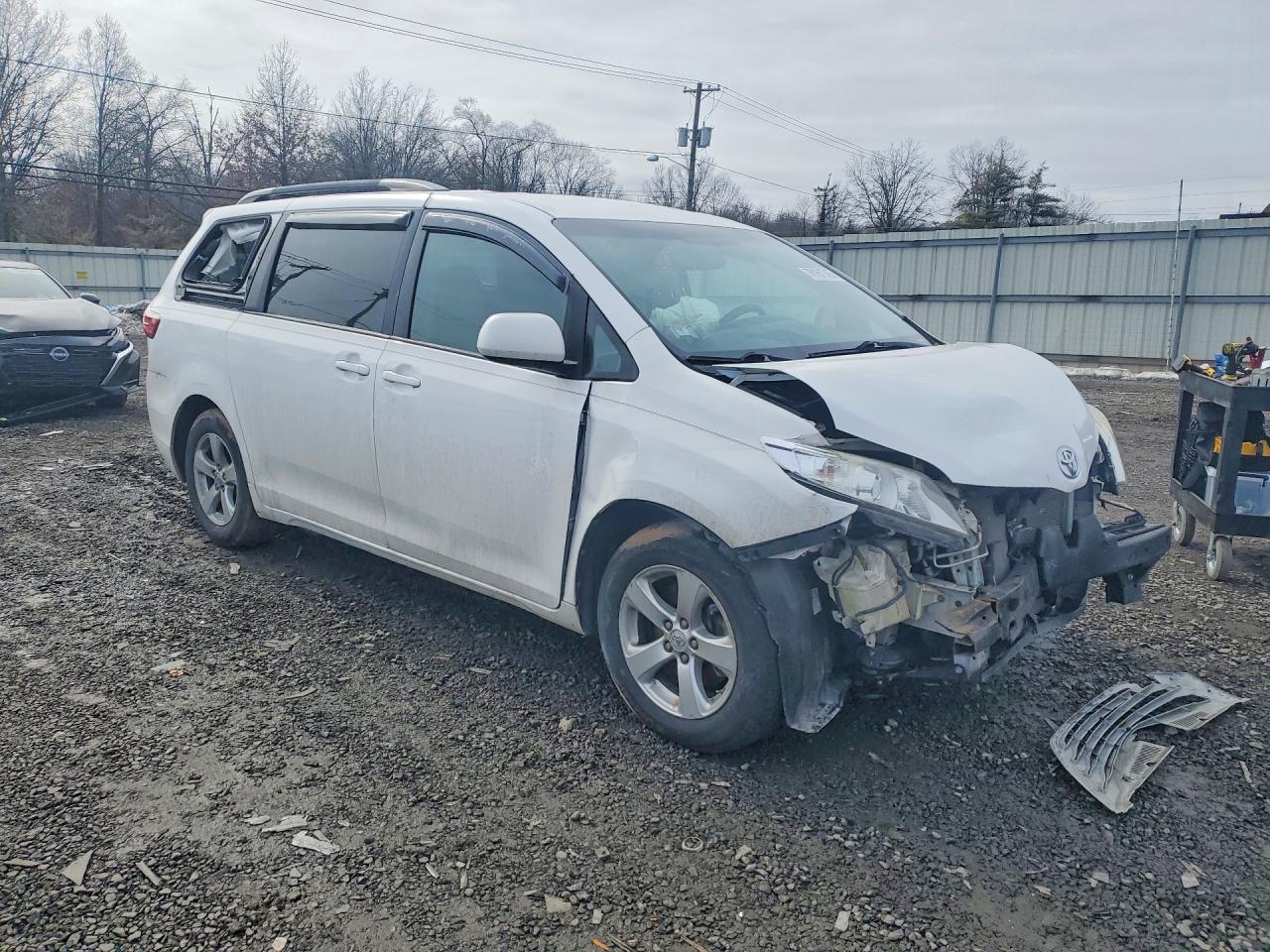 2015 TOYOTA SIENNA LE 8-PASSENGER photo 10