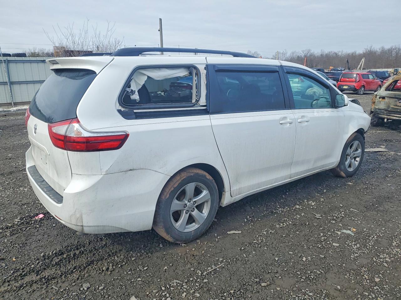 2015 TOYOTA SIENNA LE 8-PASSENGER photo 7