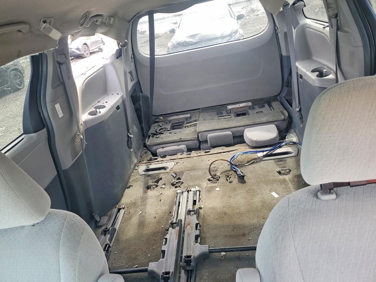 2015 TOYOTA SIENNA LE 8-PASSENGER photo 28