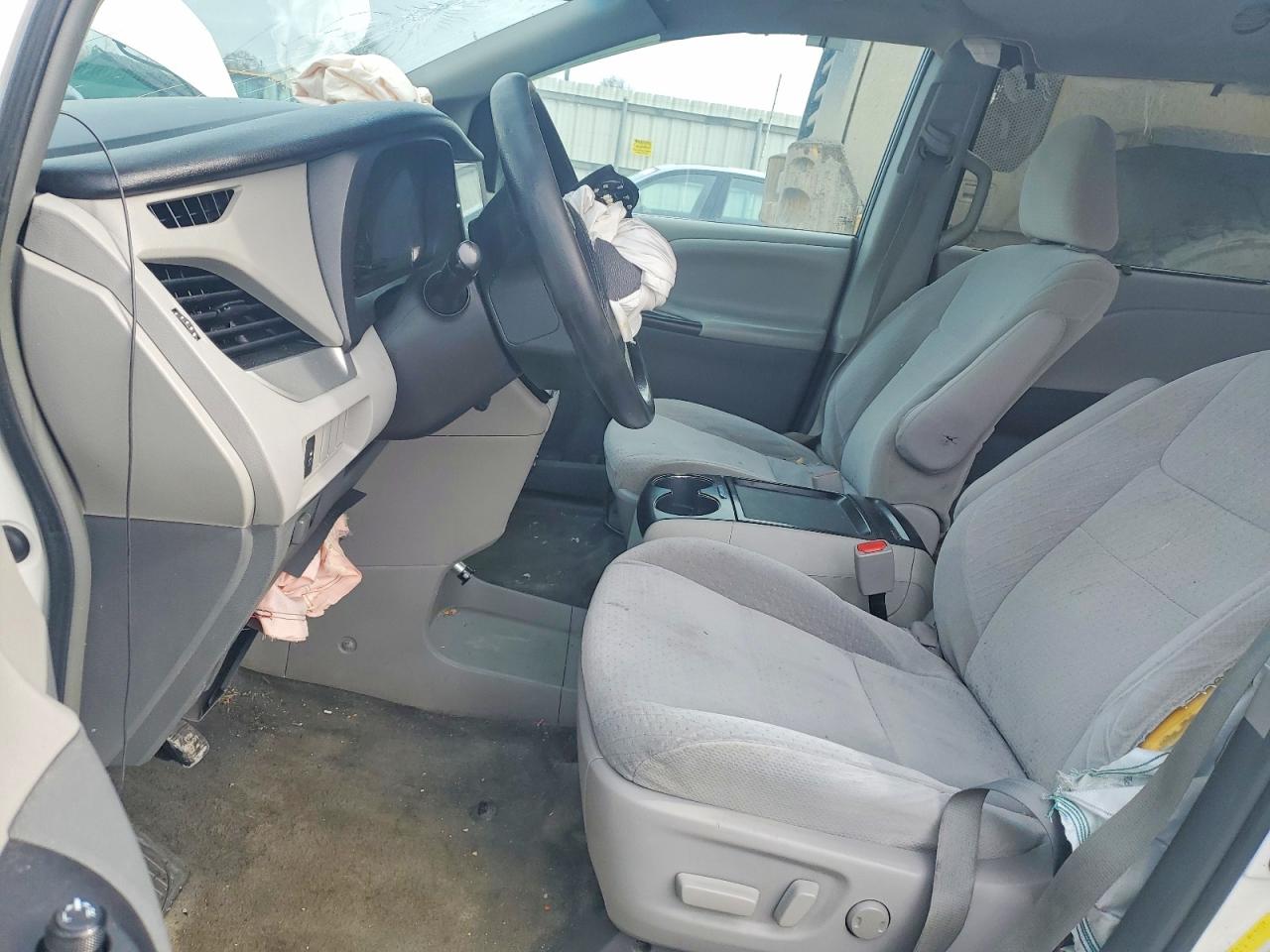 2015 TOYOTA SIENNA LE 8-PASSENGER photo 19