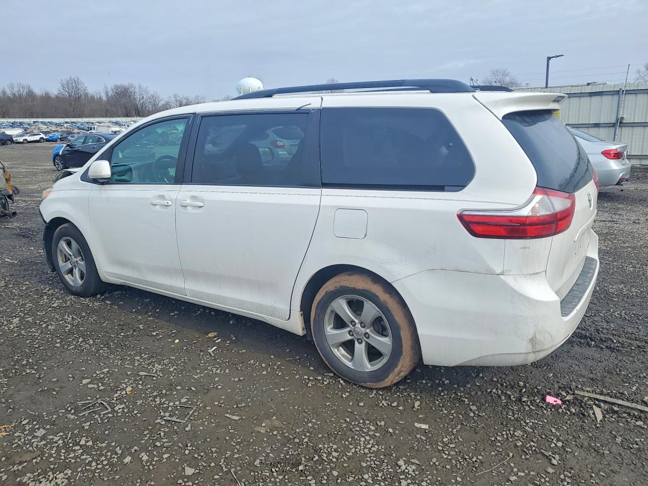2015 TOYOTA SIENNA LE 8-PASSENGER photo 4