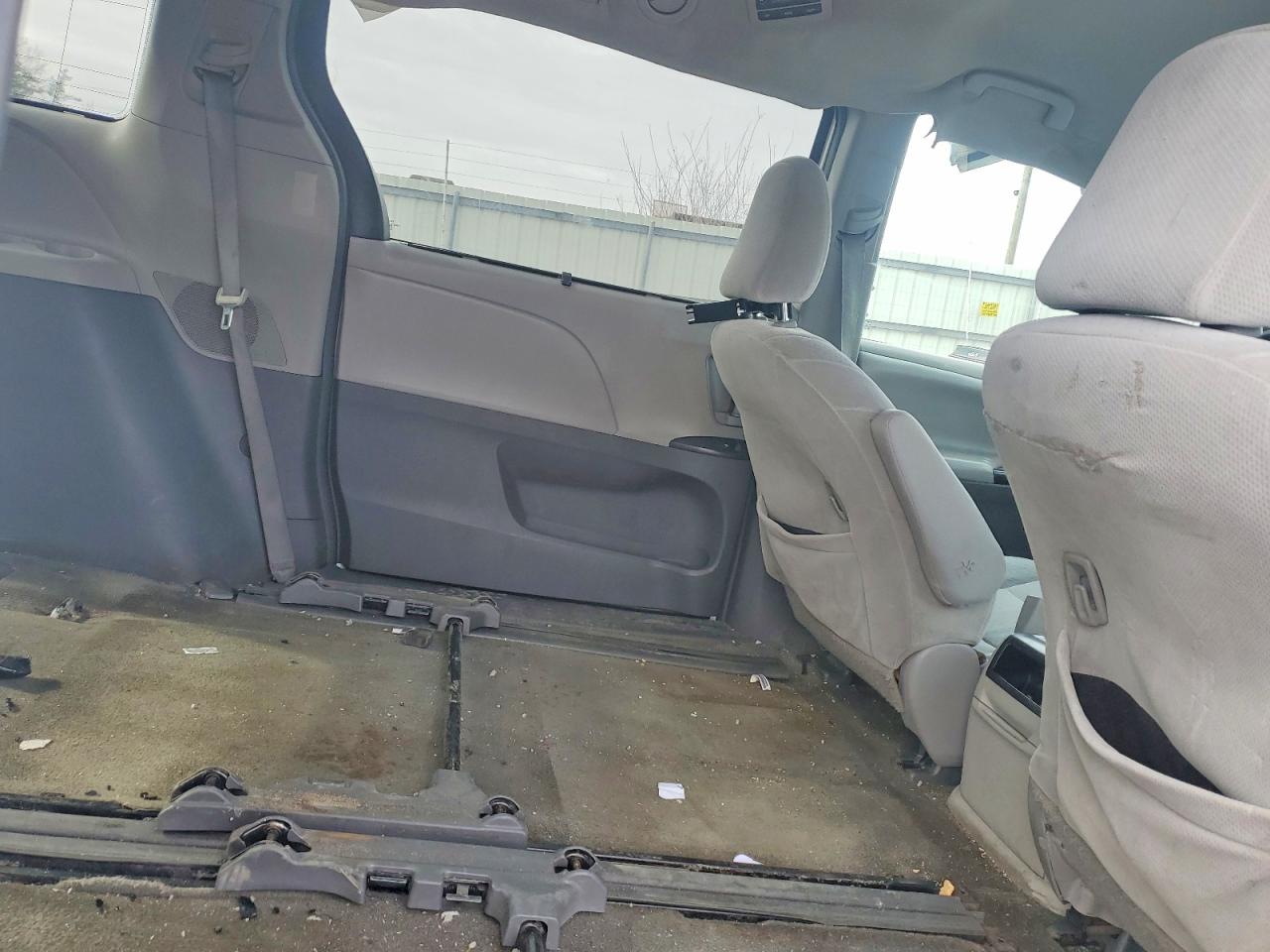 2015 TOYOTA SIENNA LE 8-PASSENGER photo 31