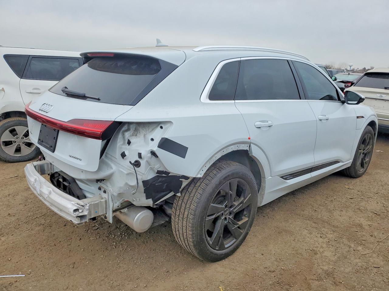 2022 AUDI E-TRON PREMIUM PLUS photo 3