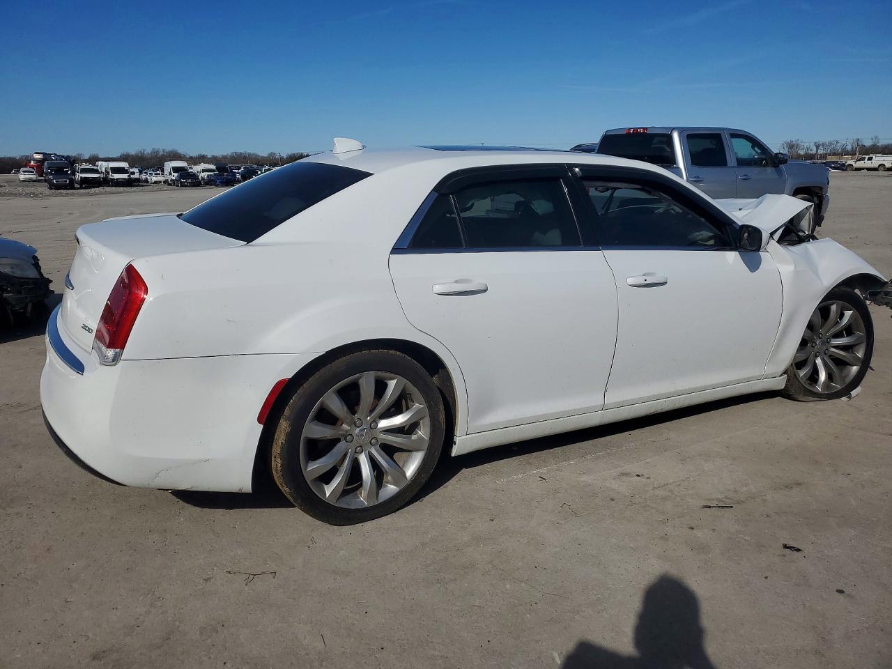 2018 CHRYSLER 300 TOURING photo 3