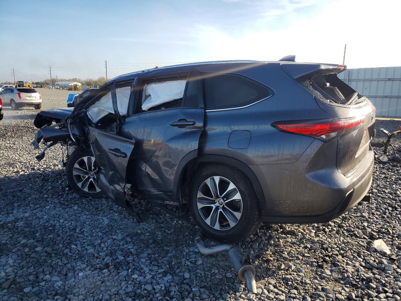 2021 TOYOTA HIGHLANDER XLE photo 3