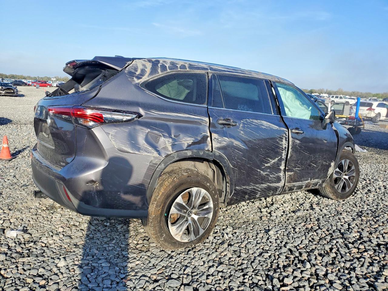 2021 TOYOTA HIGHLANDER XLE photo 5
