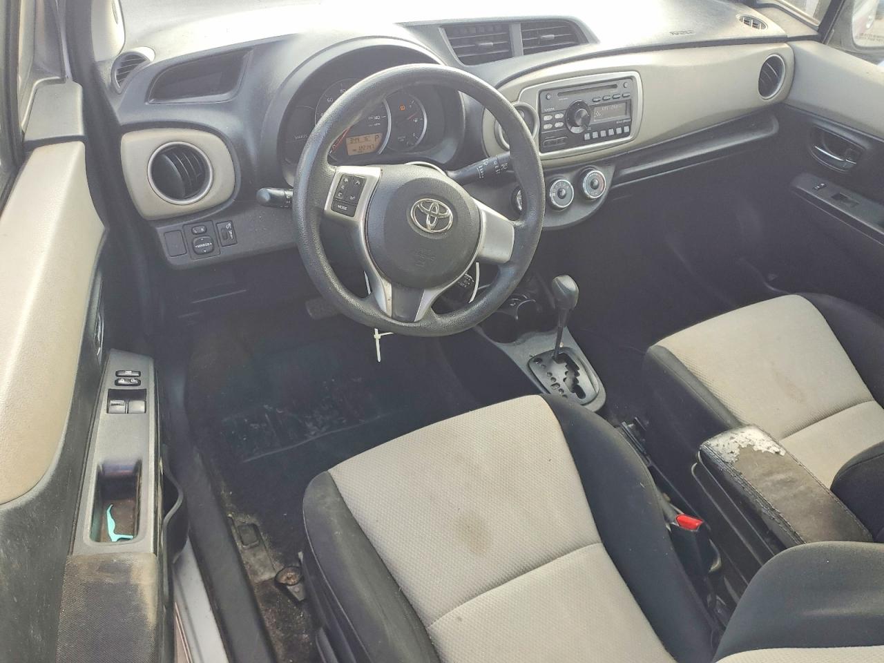 2013 TOYOTA YARIS photo 8