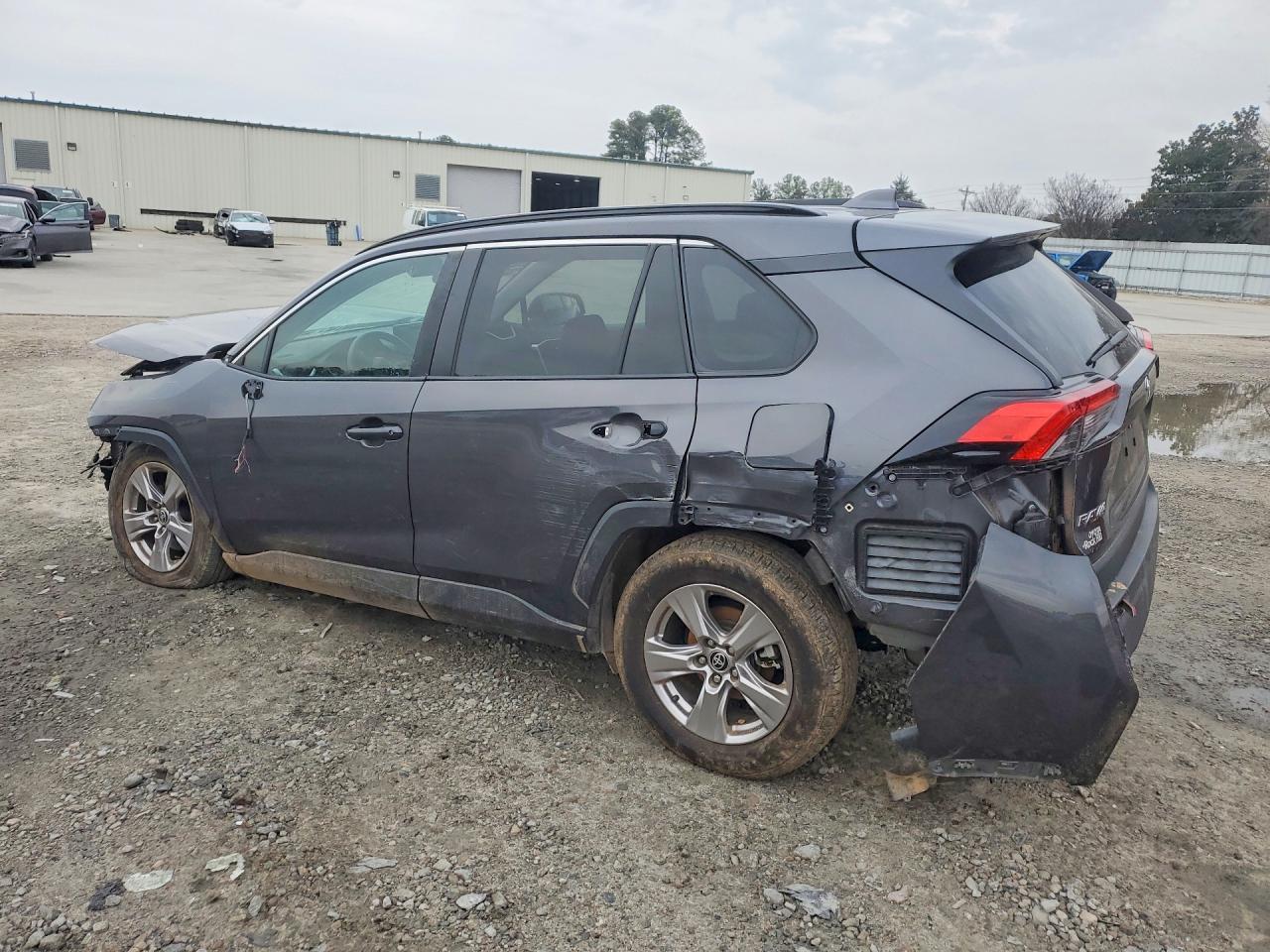 2022 TOYOTA RAV4 XLE photo 3