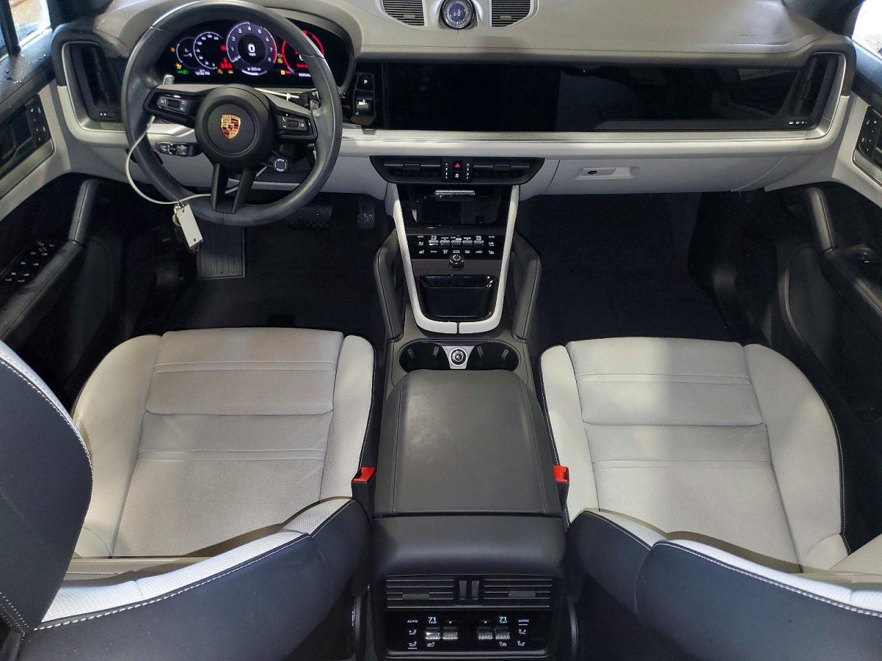 2024 PORSCHE CAYENNE photo 15