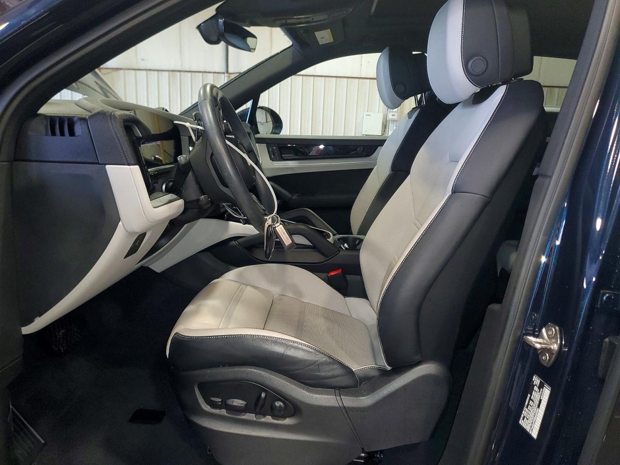 2024 PORSCHE CAYENNE photo 13