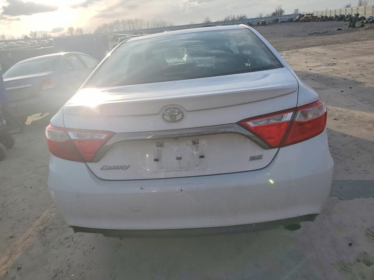 2016 TOYOTA CAMRY LE photo 11