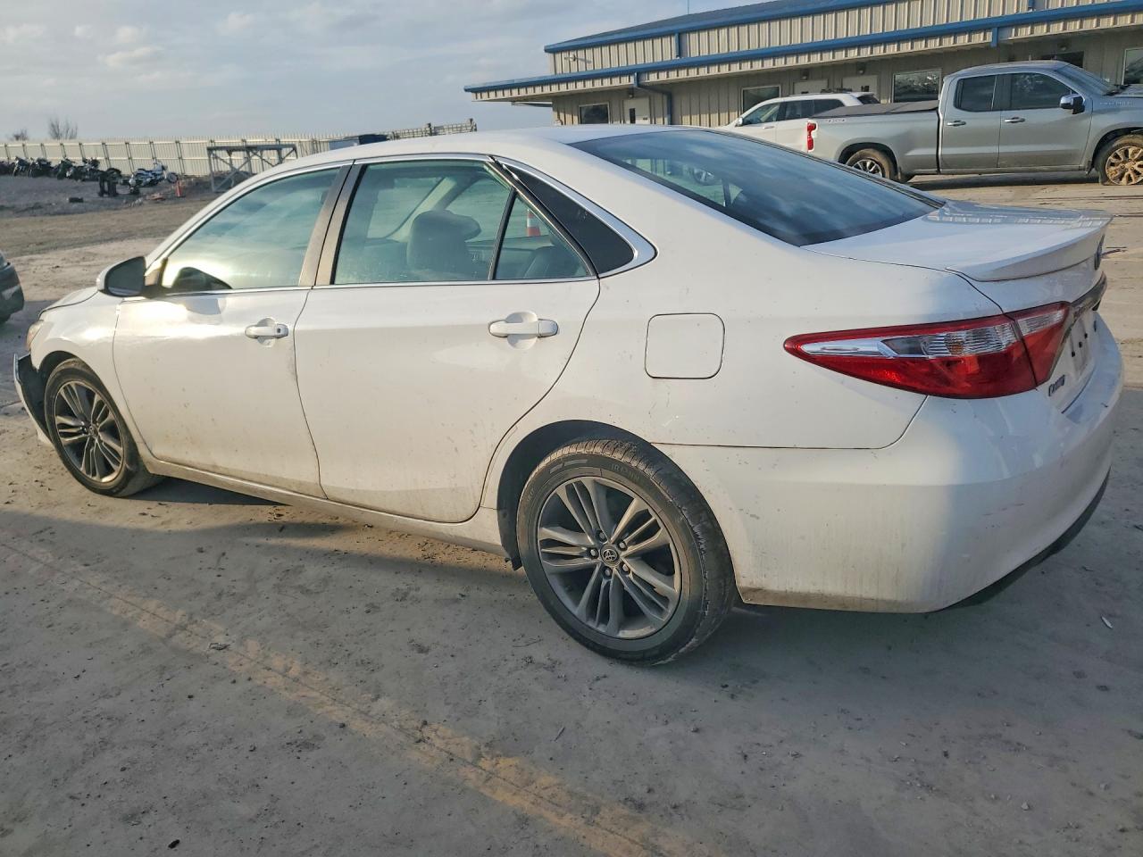 2016 TOYOTA CAMRY LE photo 3