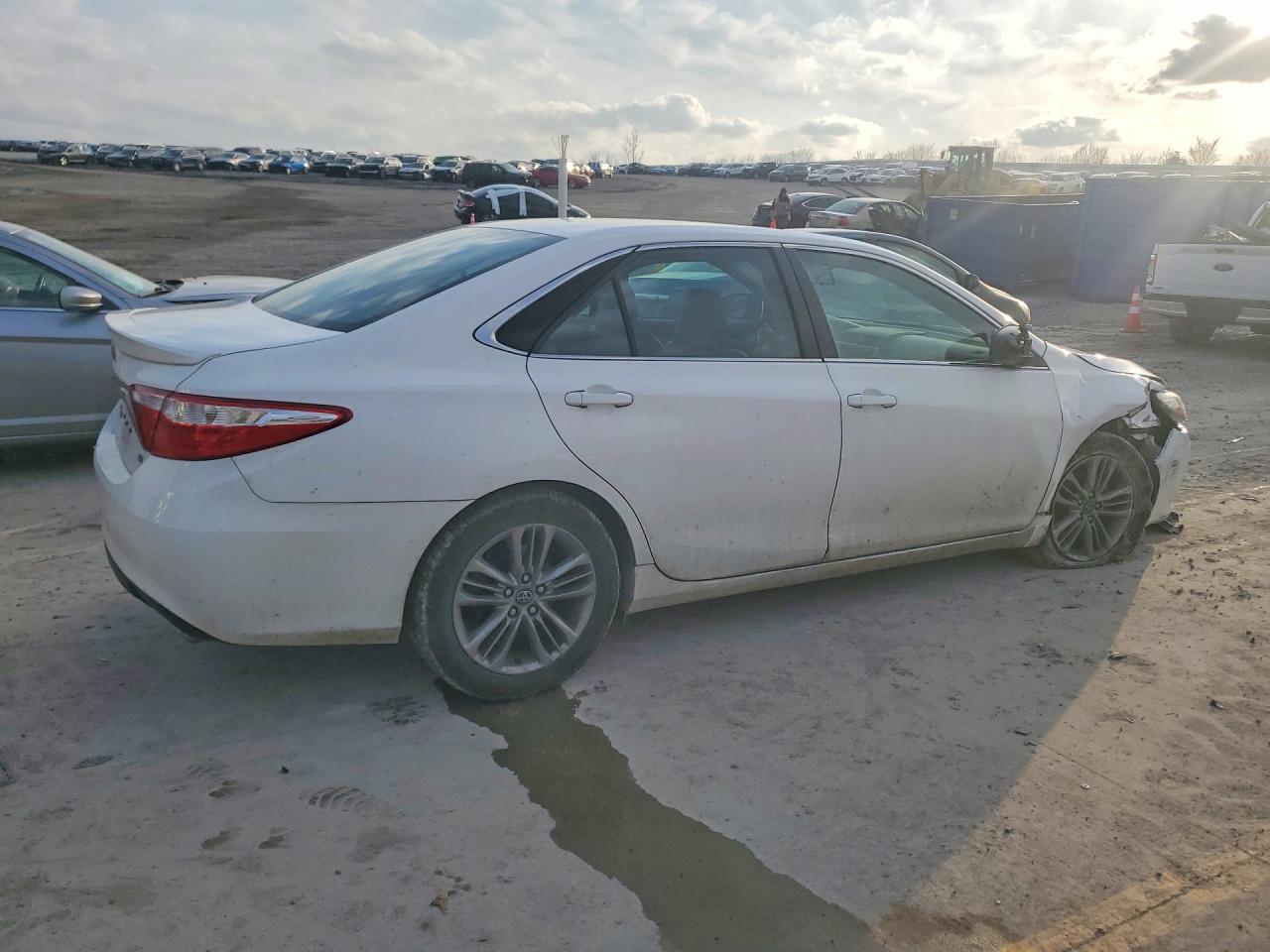 2016 TOYOTA CAMRY LE photo 5