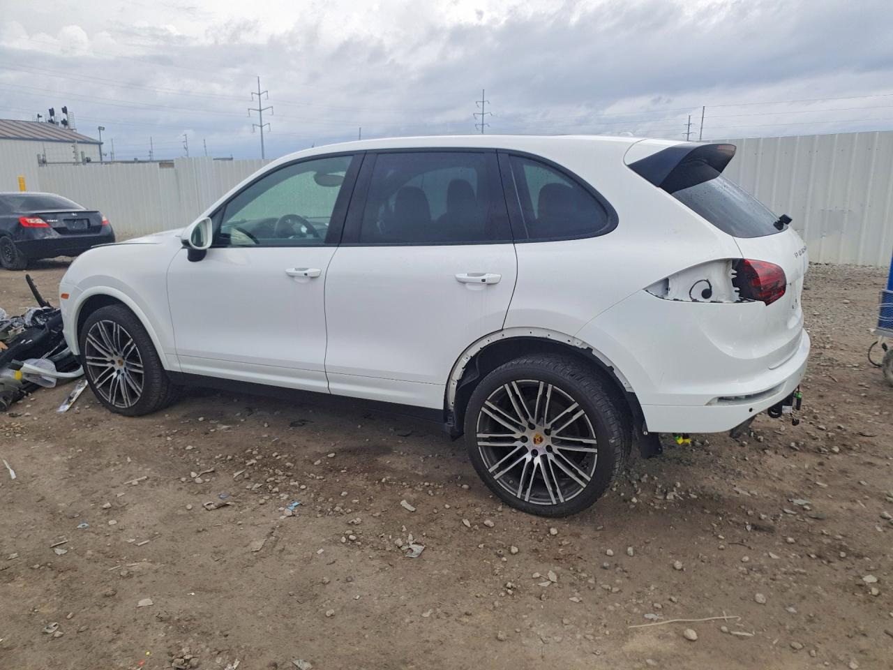 2017 PORSCHE CAYENNE photo 2